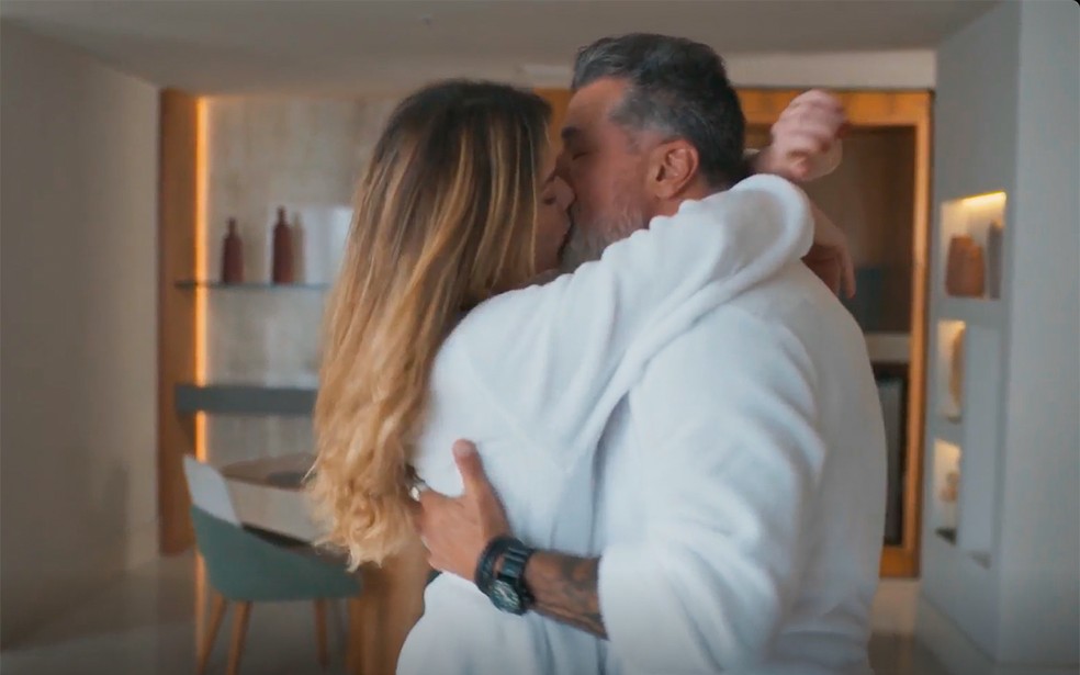 Vanessa e Junqueira são flagrados aos beijos em Por Você — Foto: Globo