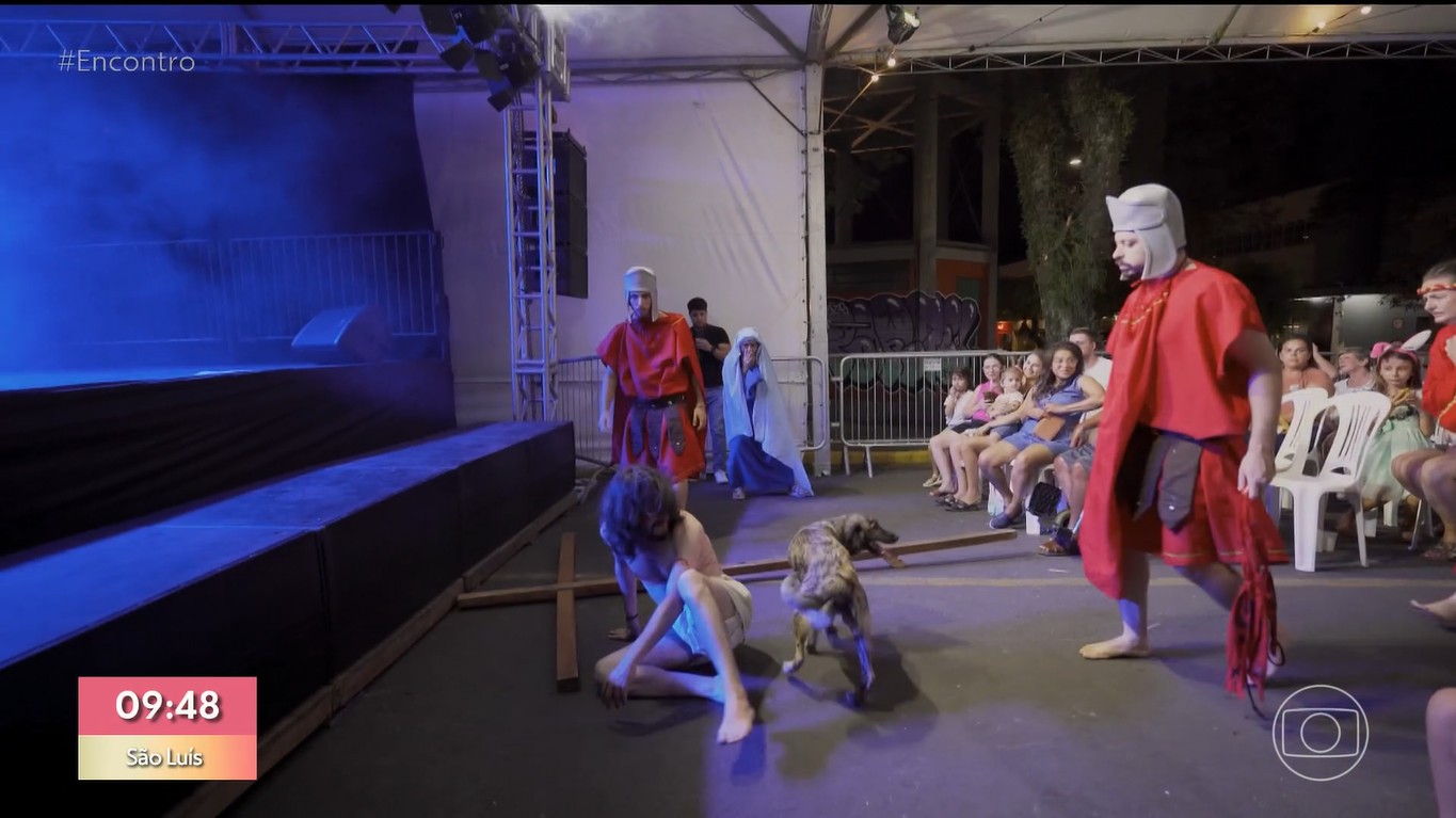 Cadela que emocionou em encenação da Paixão de Cristo reencontra os tutores após dois anos