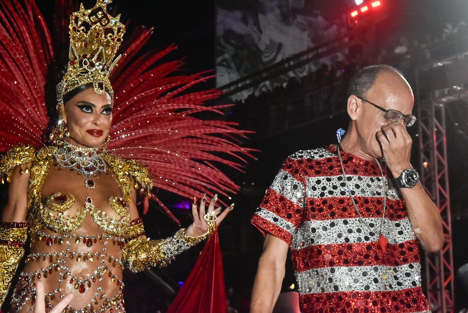 Mestre Ciça chora muito em desfile da Viradouro e é consolado por Juliana Paes