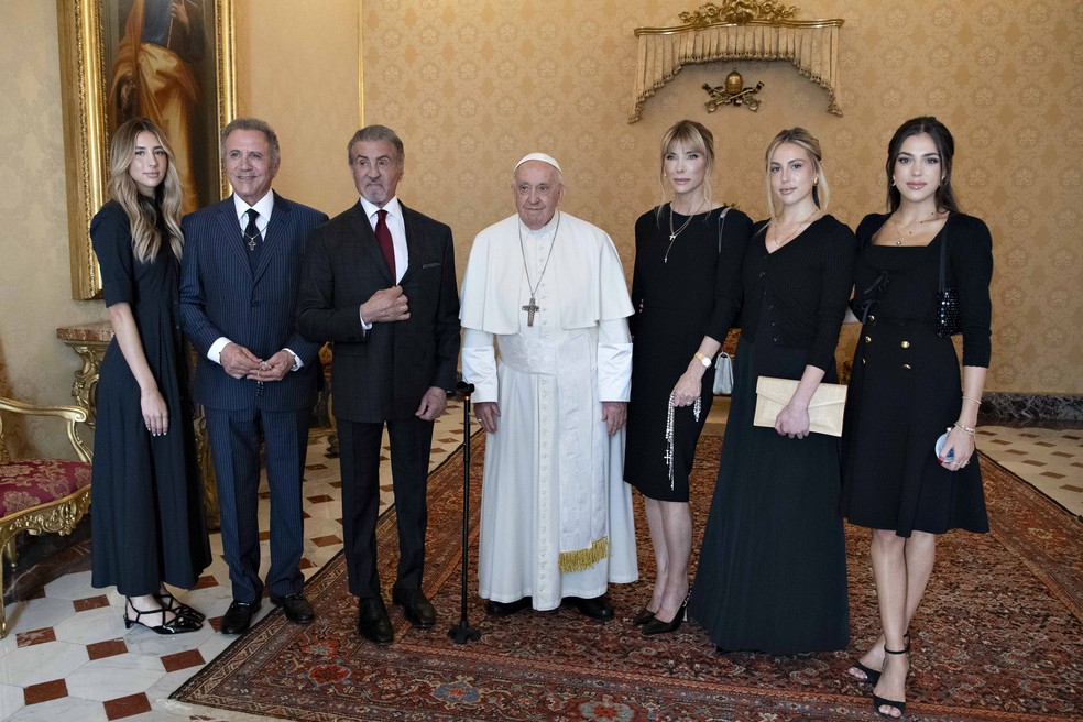 Stallone e a família em visita ao papa no Vaticano.