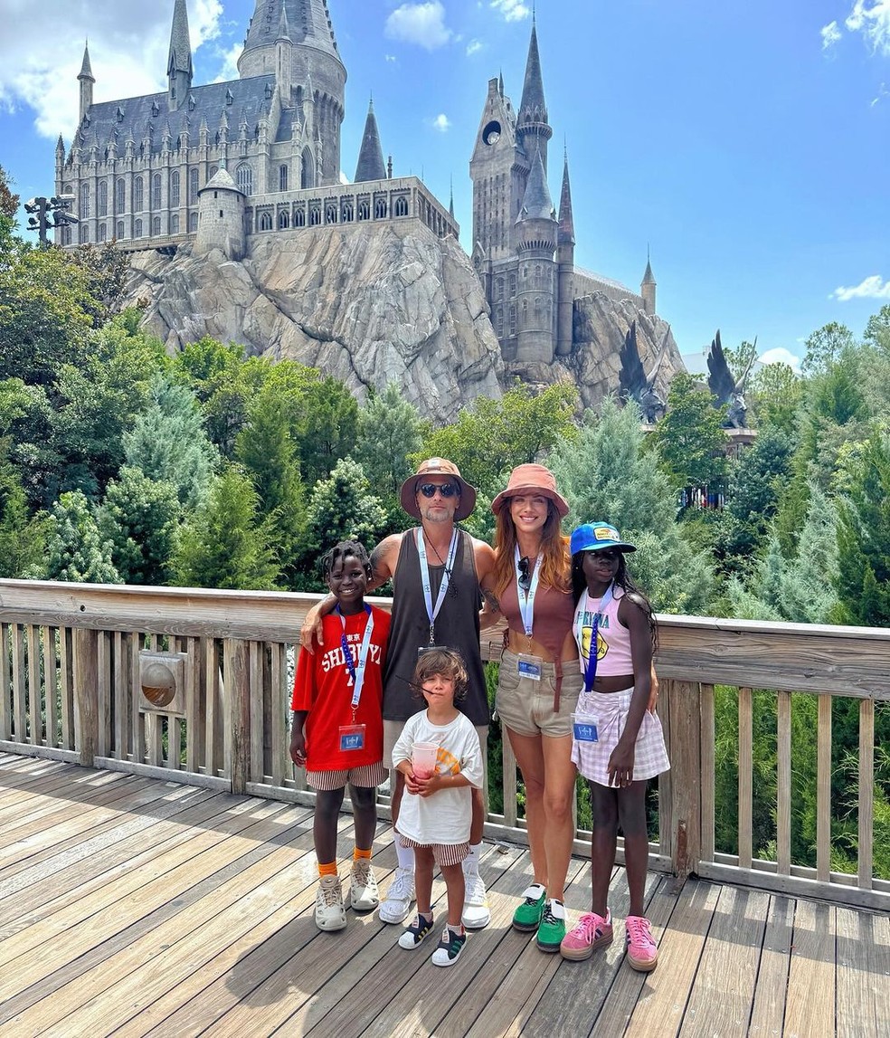 Giovanna Ewbank e Bruno Gagliasso curtem férias com os filhos em Orlando — Foto: Reprodução/Instagram