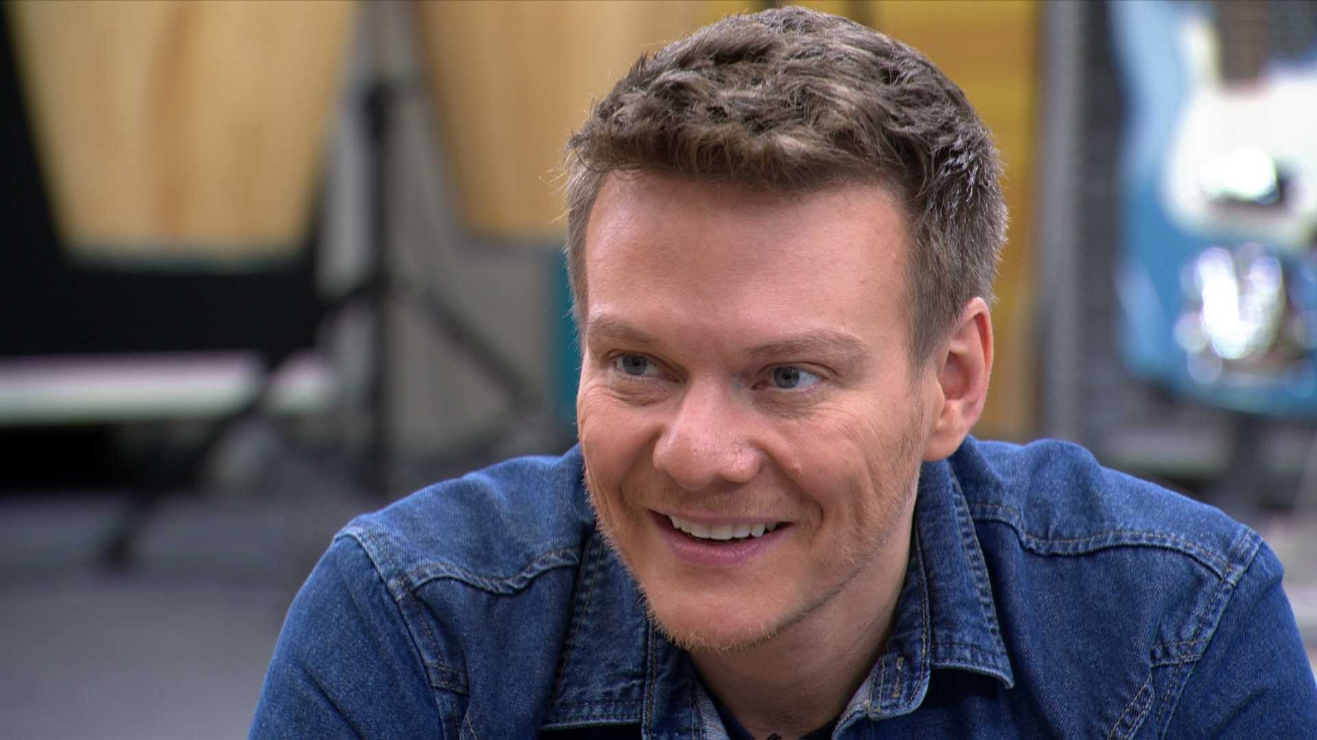 Participantes recebem feedbacks individuais de Michel Teló após o 6º Festival do Estrela da Casa