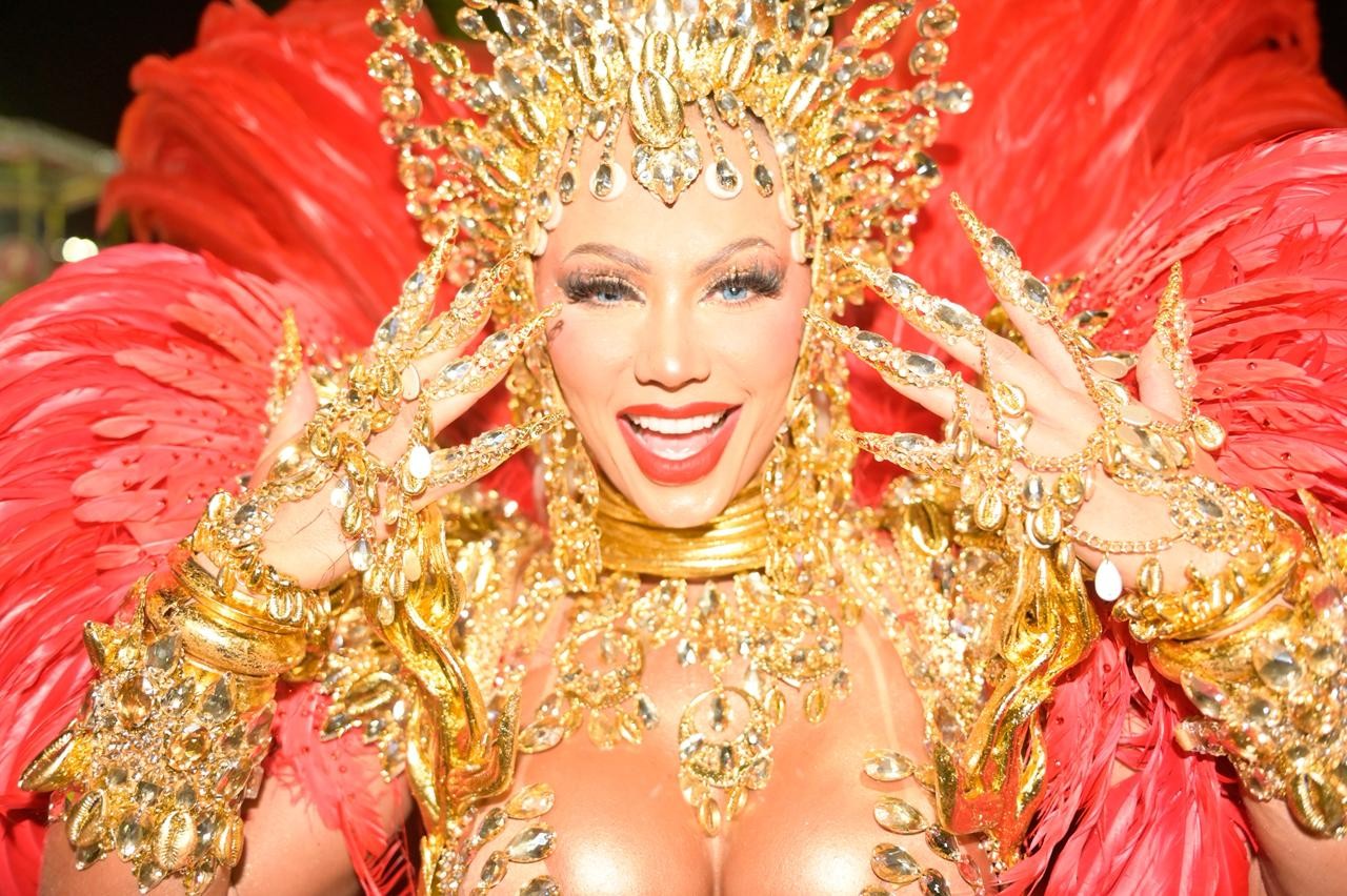 Rainha de bateria da Estácio de Sá, Vivi Winkler choca ao revelar valor da fantasia: 'Duzentos mil reais'