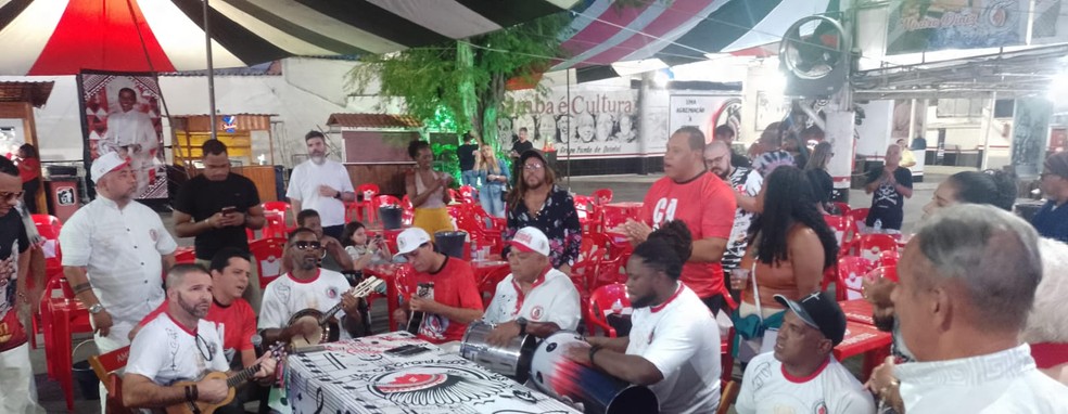 Homenagem da Diretoria de Ouro e Caciqueanos a Bira Presidente — Foto: Arquivo pessoal