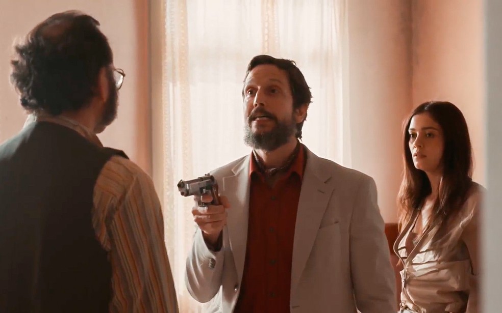 Rachid (Almir Sater) expulsa Egídio (Vladimir Brichta) do casarão, mas acaba na mira de um revólver - Renascer — Foto: Globo