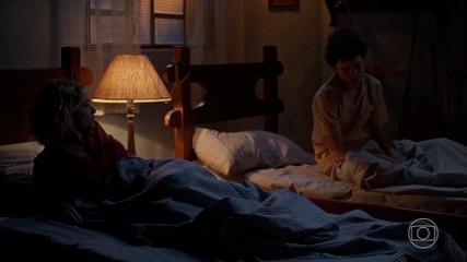 Bladina acorda com Juquinha falando enquanto dorme