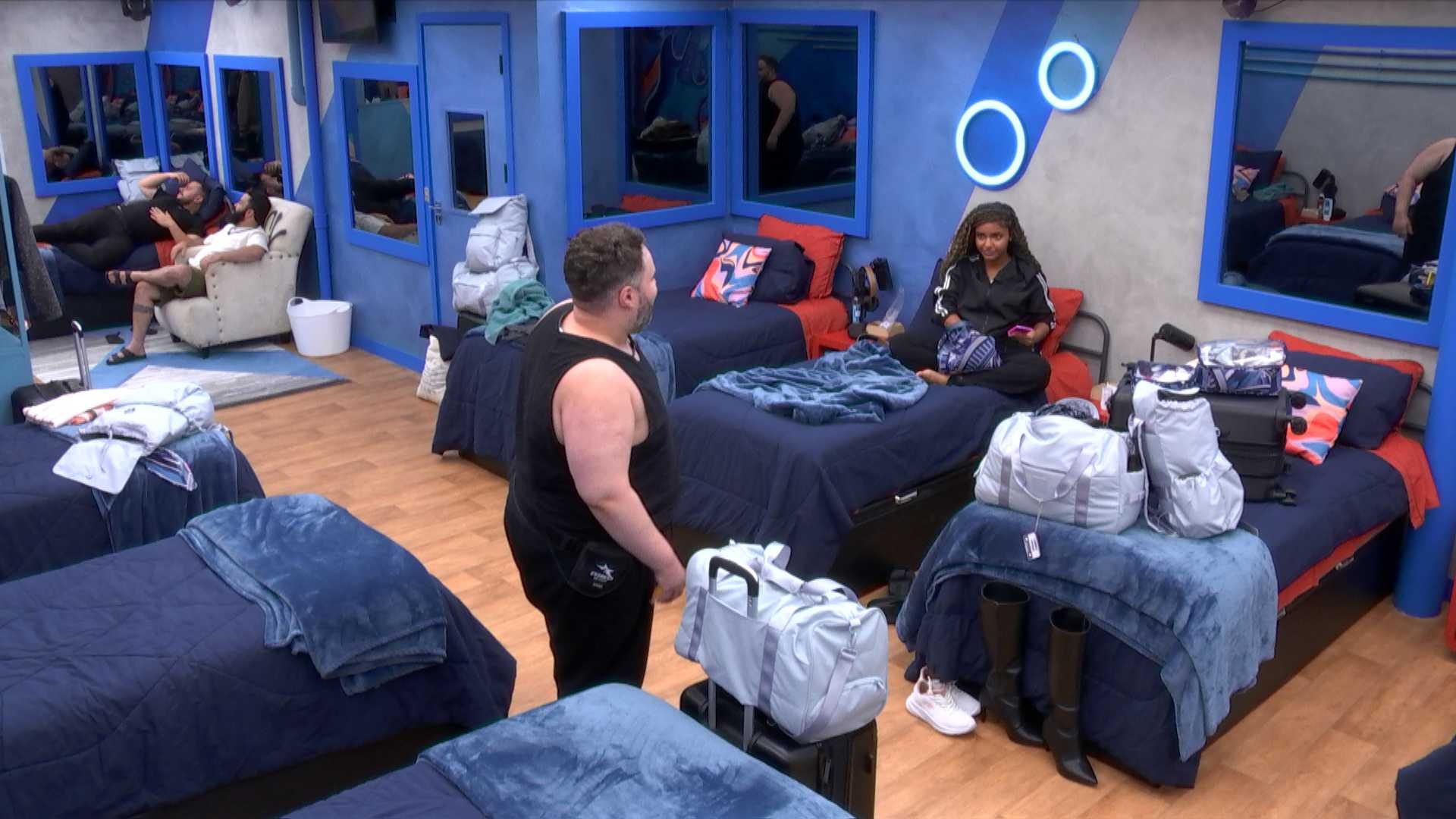 Hanii vibra com presente dado por Livinho: 'Ele foi passando em tudo'