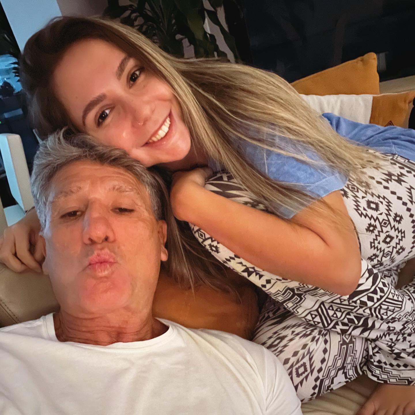 Carol Portaluppi celebra retorno de Renato Gaúcho para o Rio e defende personalidade do pai: 'Erra, mas não é falso'