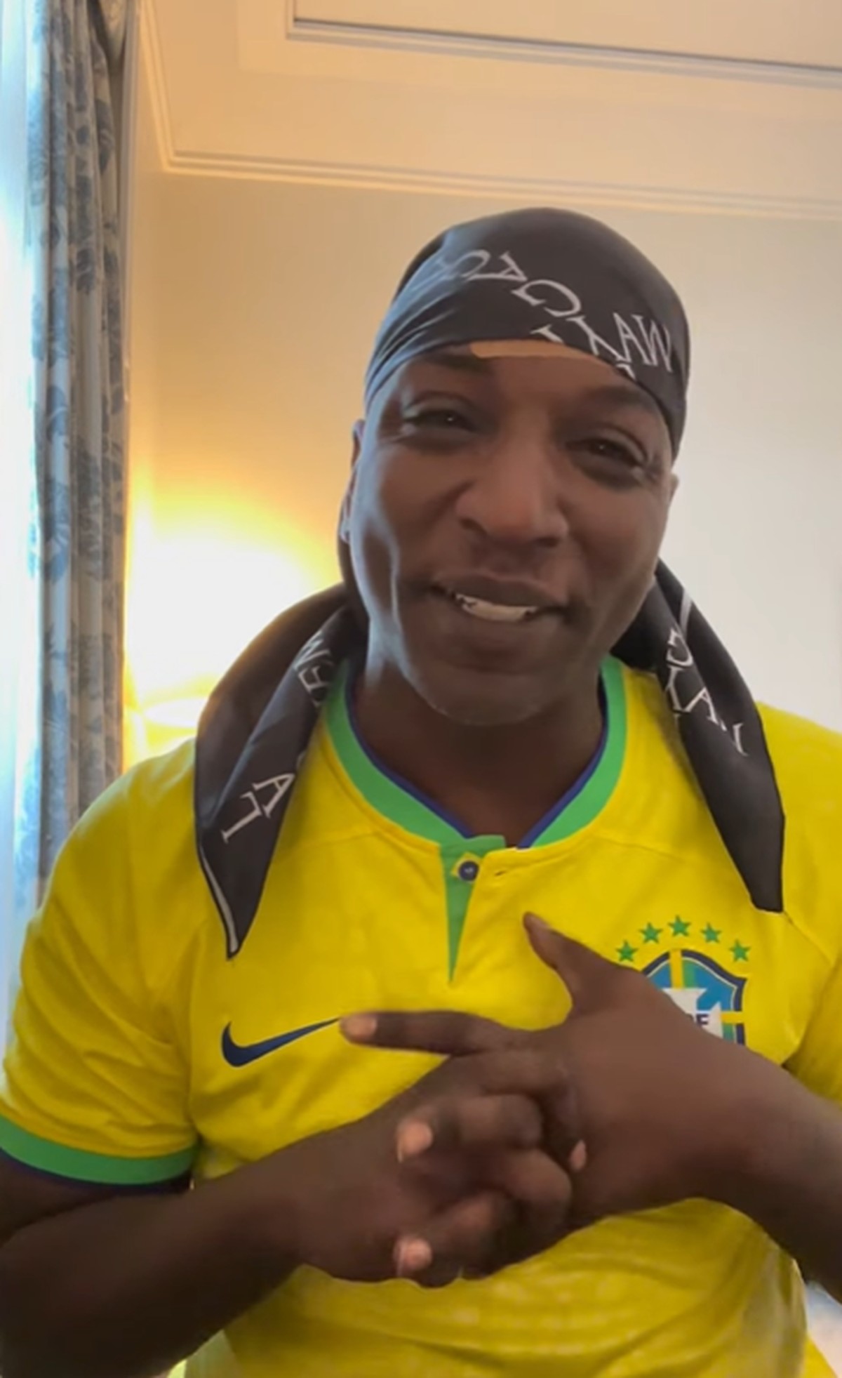 Ian Mckenzie, dançarino de Lady Gaga, chora e agradece recepção no Brasil: 'Acredite nos seus sonhos'