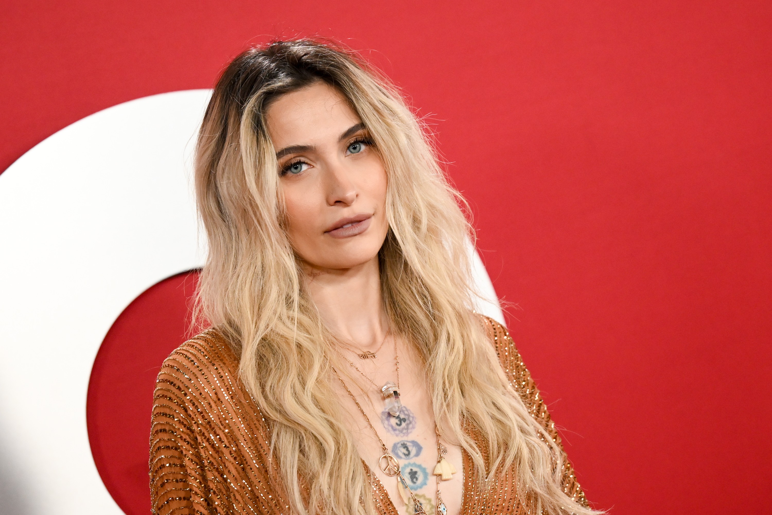 Paris Jackson faz primeira aparição pública após revelar problema sério no nariz