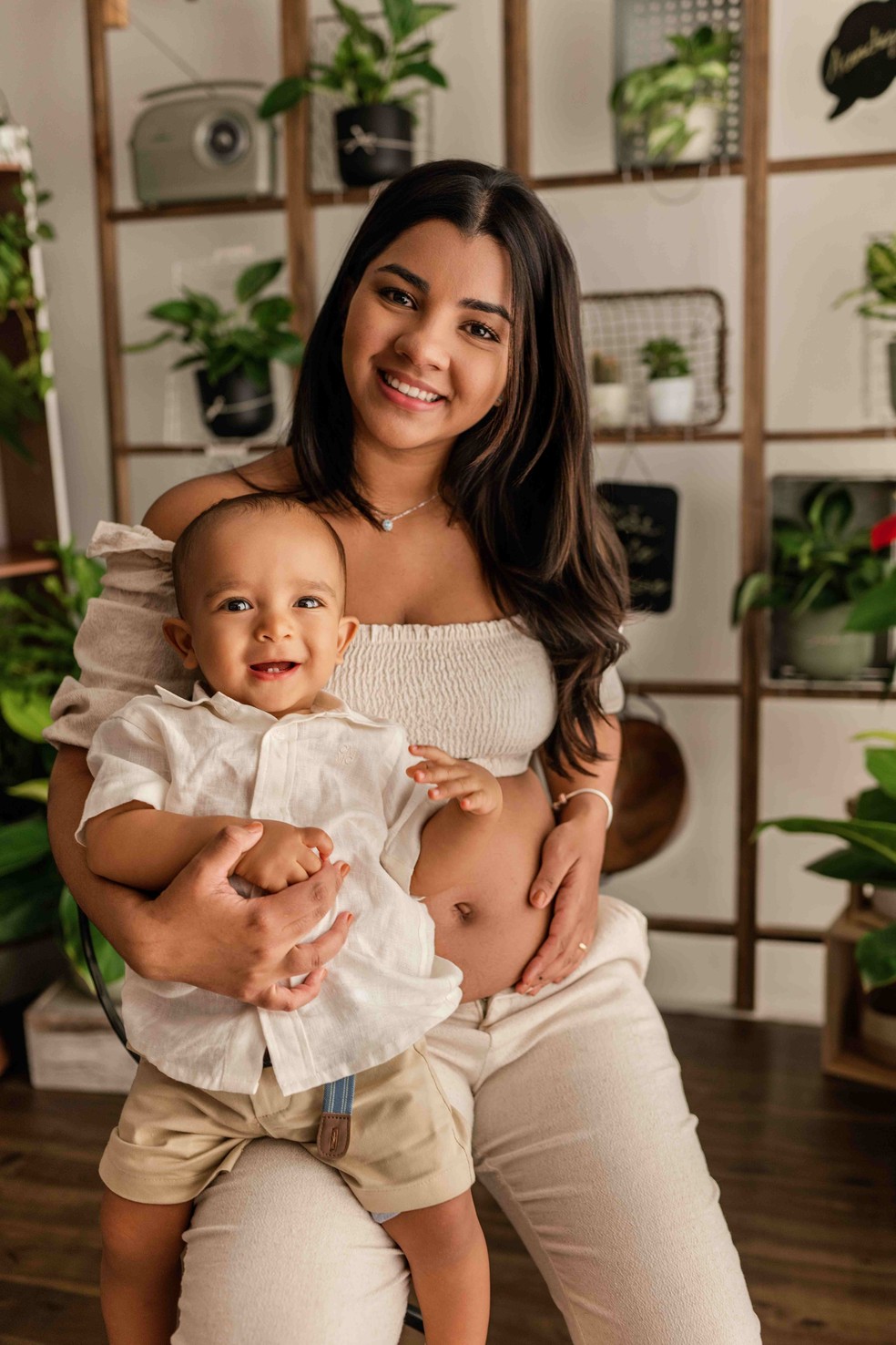 Grávida do segundo filho, Ary Mirelle posa com Jorge, de 1 ano — Foto: Andrea Leal