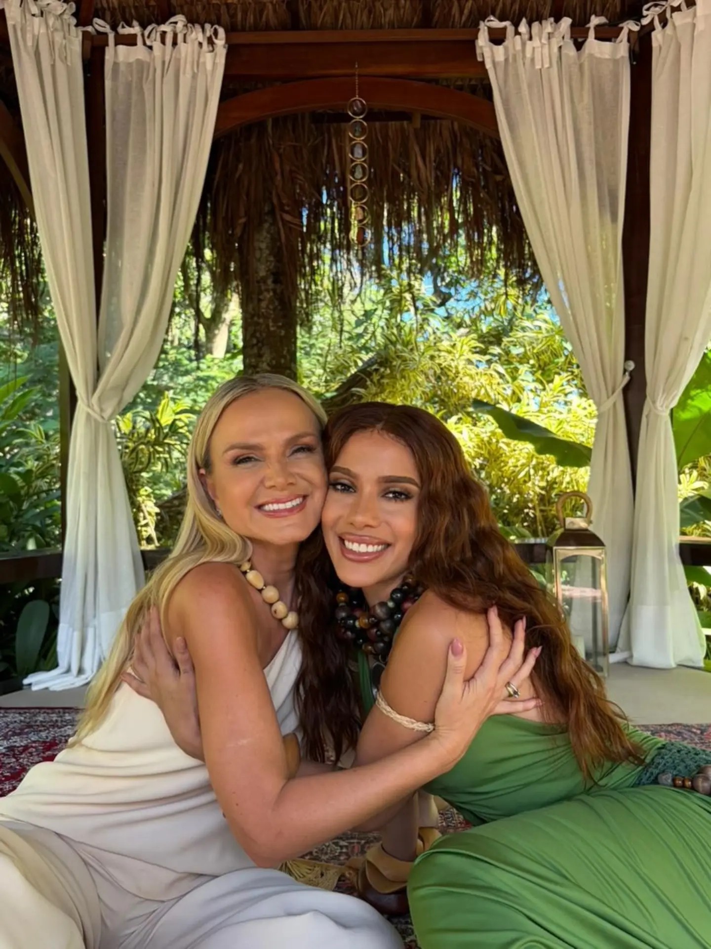 Anitta abre as portas de casa para Eliana em programa com participação de famosos