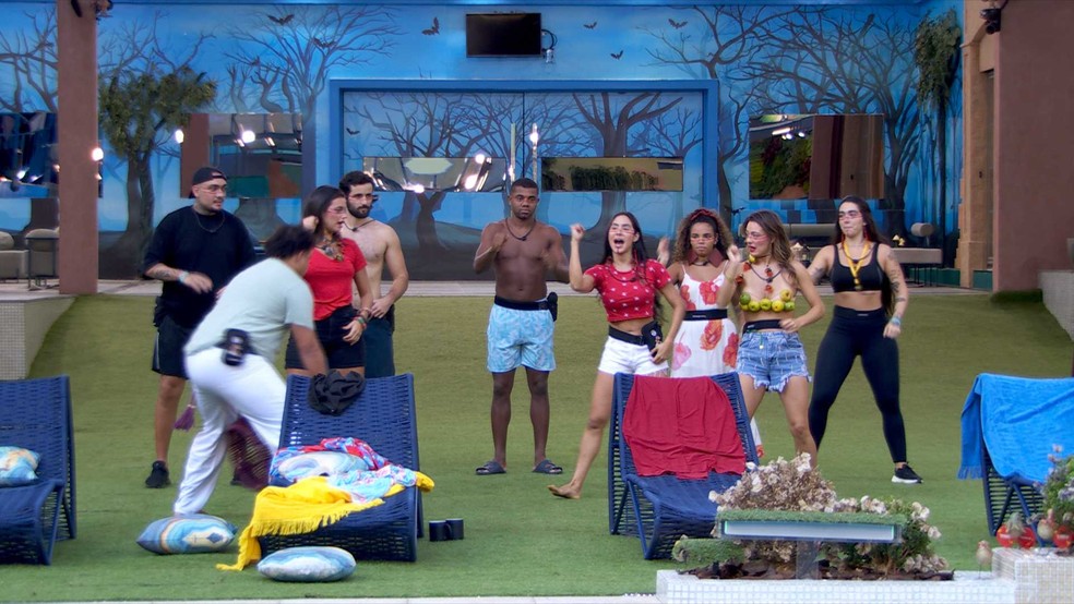 Brothers e sisters dançam "Tic, tic, tac" com Isabelle no BBB 24 — Foto: Globo