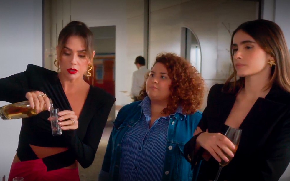 Lara (Deborah Secco) tem duas filhas, Yeda (Castorine) e Cris (Valentina Herszage), em Elas por Elas — Foto: Globo