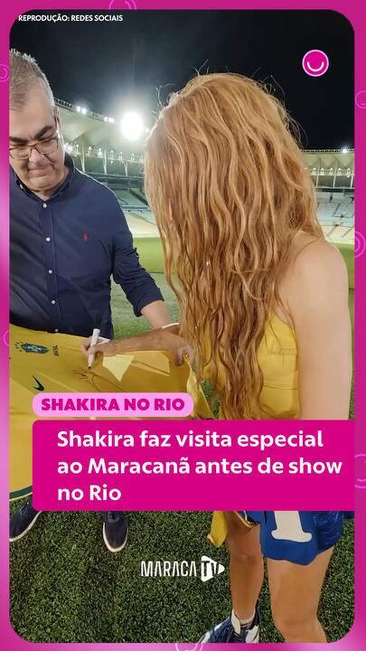 Shakira vai ao Maracanã antes de show no Rio e posa com a camisa do Flamengo e Fluminense; fotos