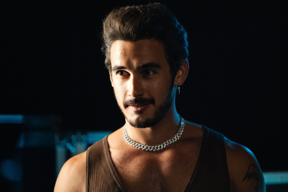 Filipe Bragança fala sobre a vida amorosa de João Raul em Coração Acelerado — Foto: Globo/Manoella Mello