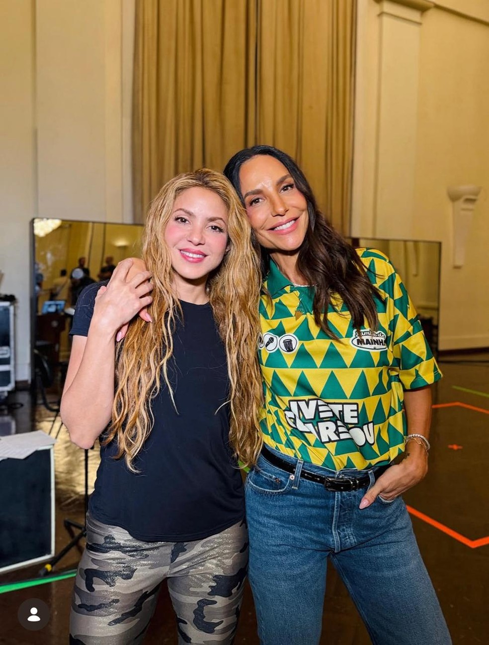 Shakira post foto de bastidores com Ivete Sangalo — Foto: Reprodução Instagram