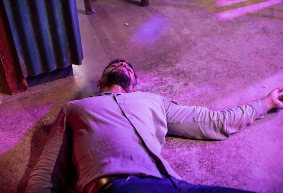 Terra e Paixão: Jonatas é operado e fica entre a vida e a morte após se sacrificar por Aline — Foto: Bella Pinheiro/gshow