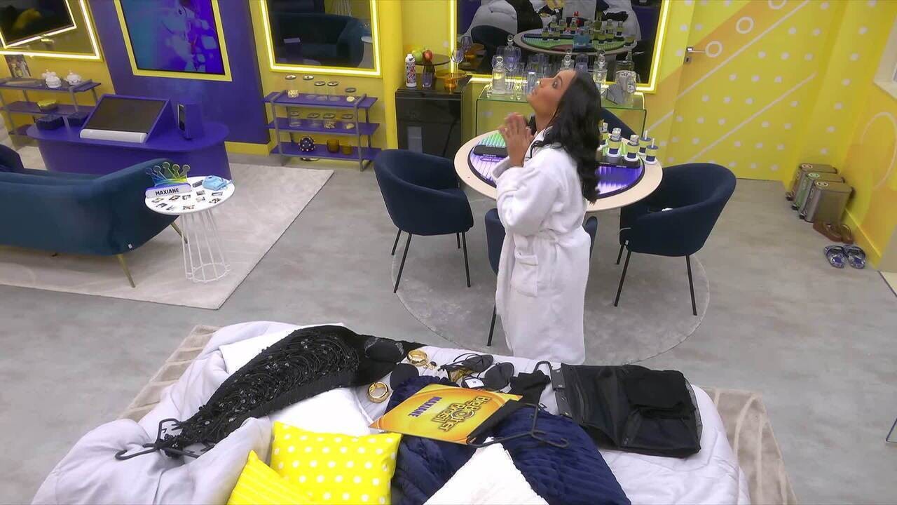 Maxiane tem coleção com mais de 70 biquínis e gostaria de seguir carreira como modelo fotográfica