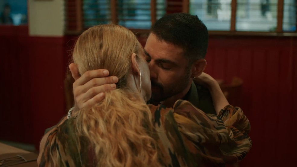 Maria de Fátima flagra César com outra — Foto: Globo