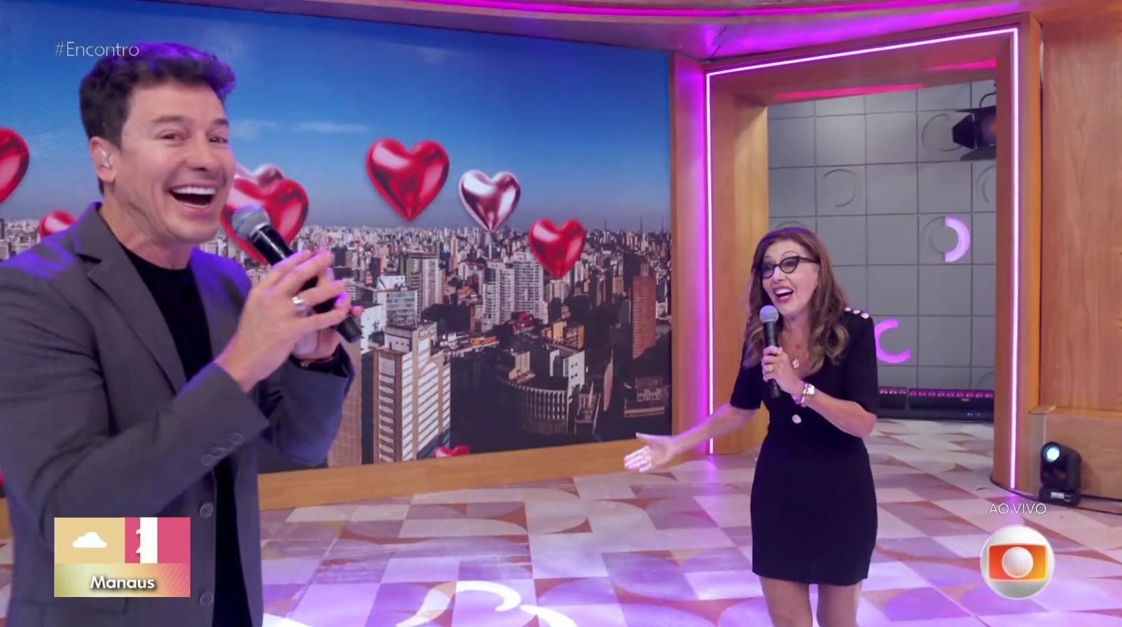 Rodrigo Faro se emociona em dueto surpresa com a mãe e lembra perda do pai para o alcoolismo