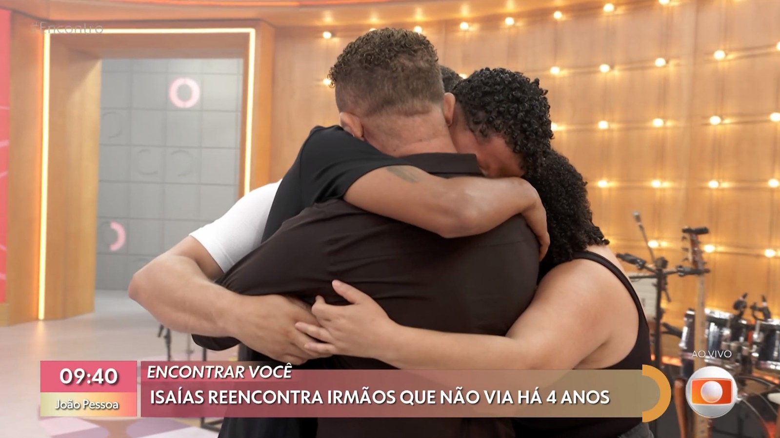 Colaborador da limpeza que viralizou ao ajudar aluno reencontra irmãos que não via há 4 anos