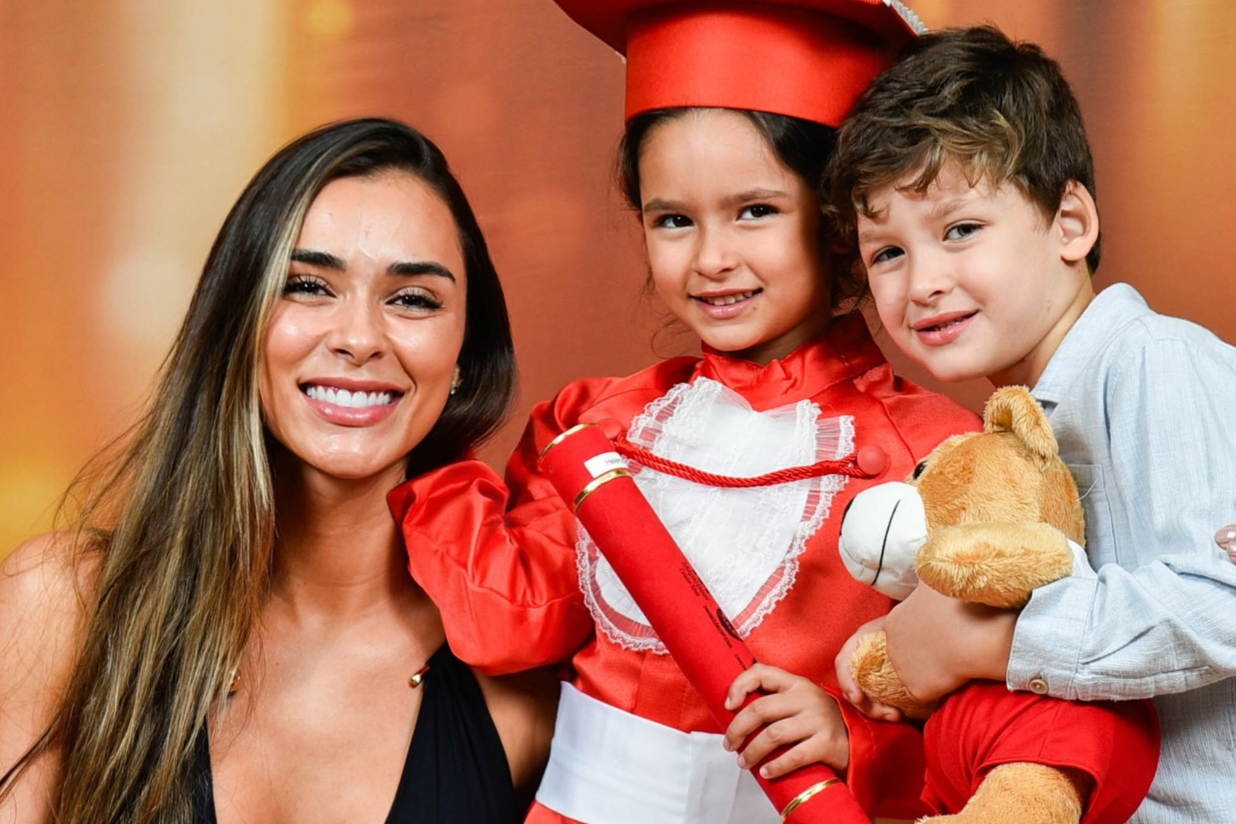 Tainá Militão celebra formatura da filha