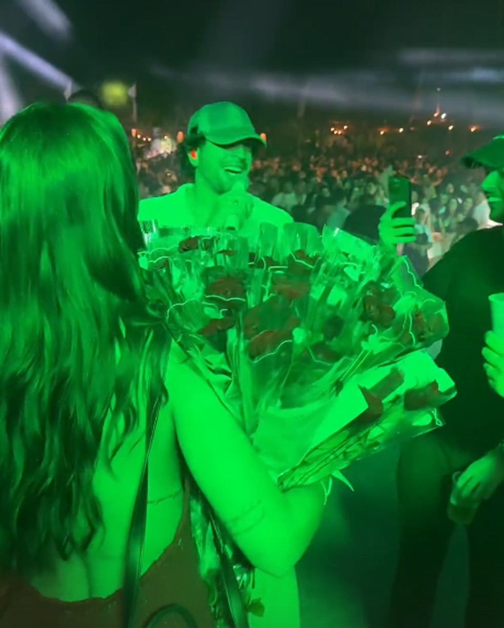 Rafa Kalimann recebe flores de Nattan em show — Foto: Reprodução/Redes Sociais