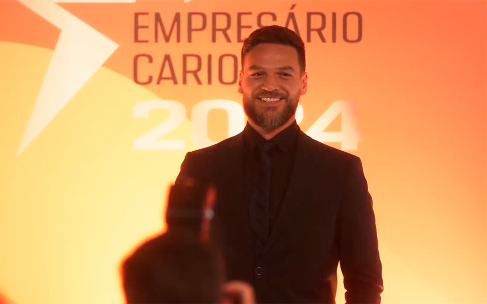 Theo ganha prêmio de empresário do ano em Vai na Fé — Foto: Globo
