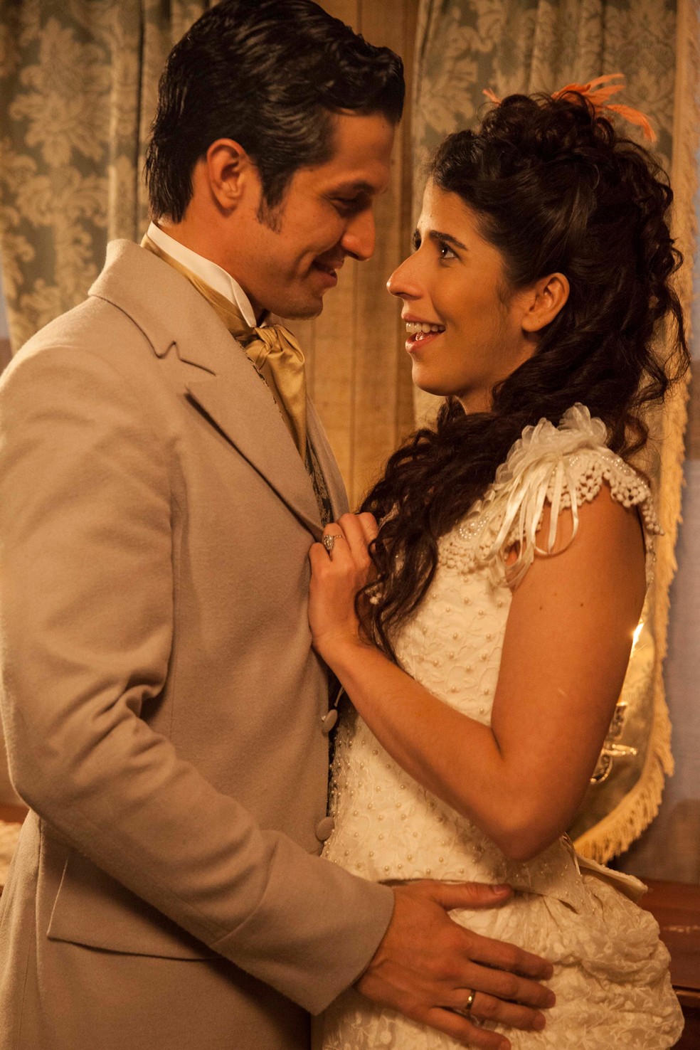 Roberto ( Rômulo Estrela ) pede a mão de Bianca ( Flora Diegues ) em noivado — Foto: Globo/Pedro Curi