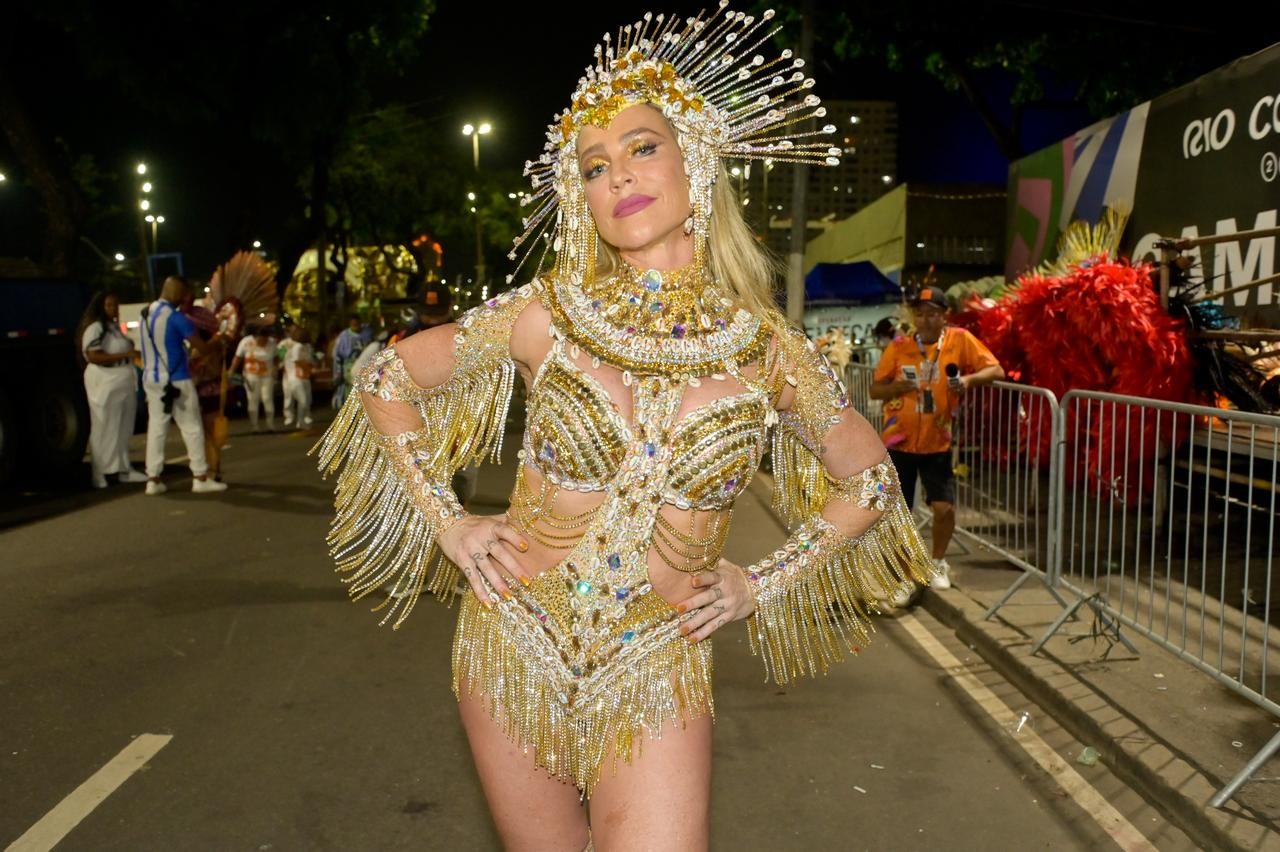 Luana Piovani marca presença na Sapucaí