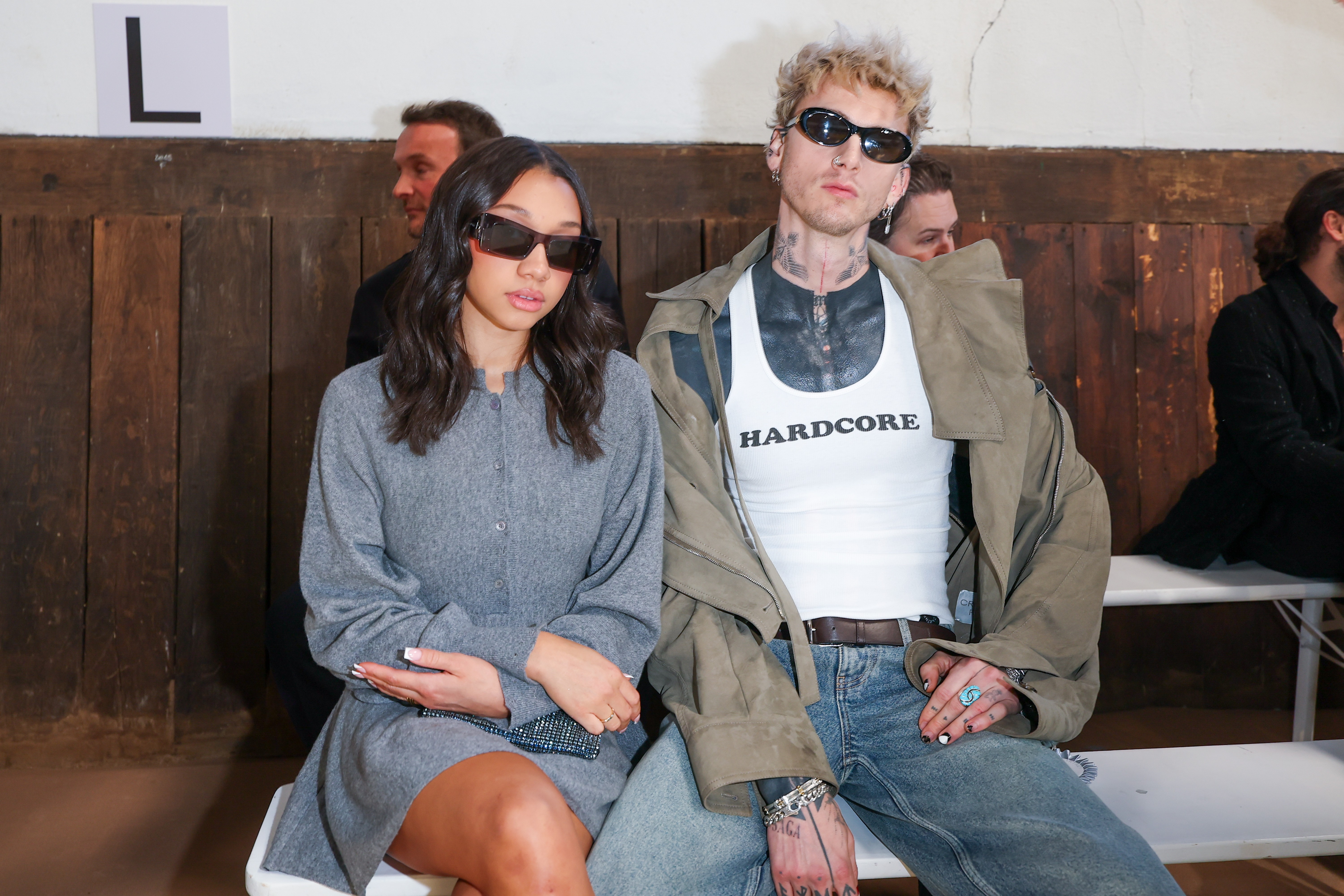 Machine Gun Kelly faz rara aparição com a filha mais velha em desfile