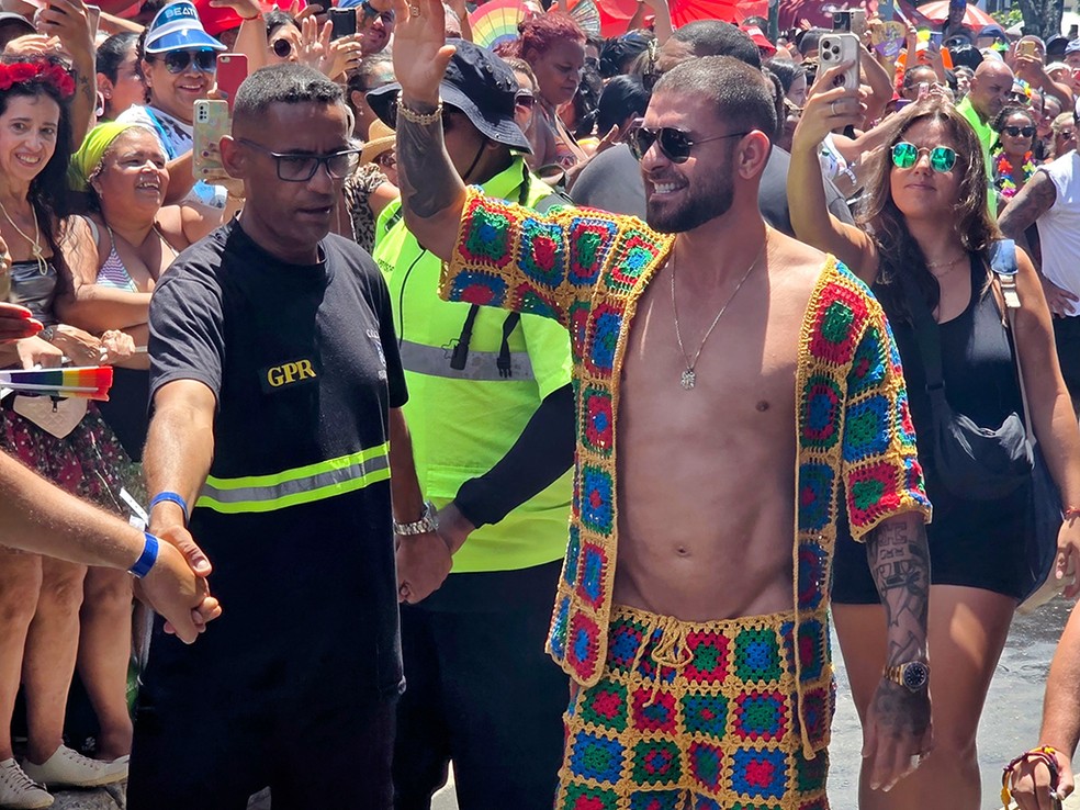 Diogo Nogueira canta em seu bloco de Carnaval com conjunto de