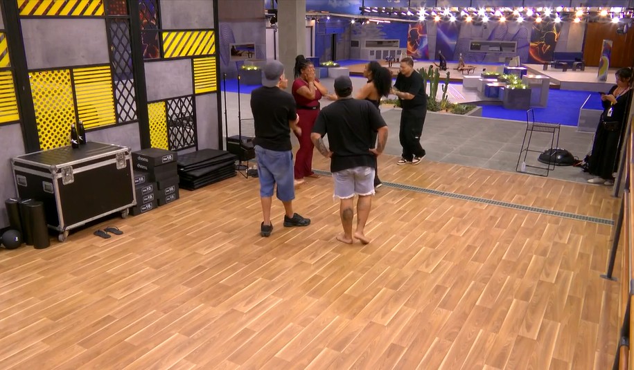 Vick Nunes emocionada durante ensaio com Alline Azevedo ao fundo