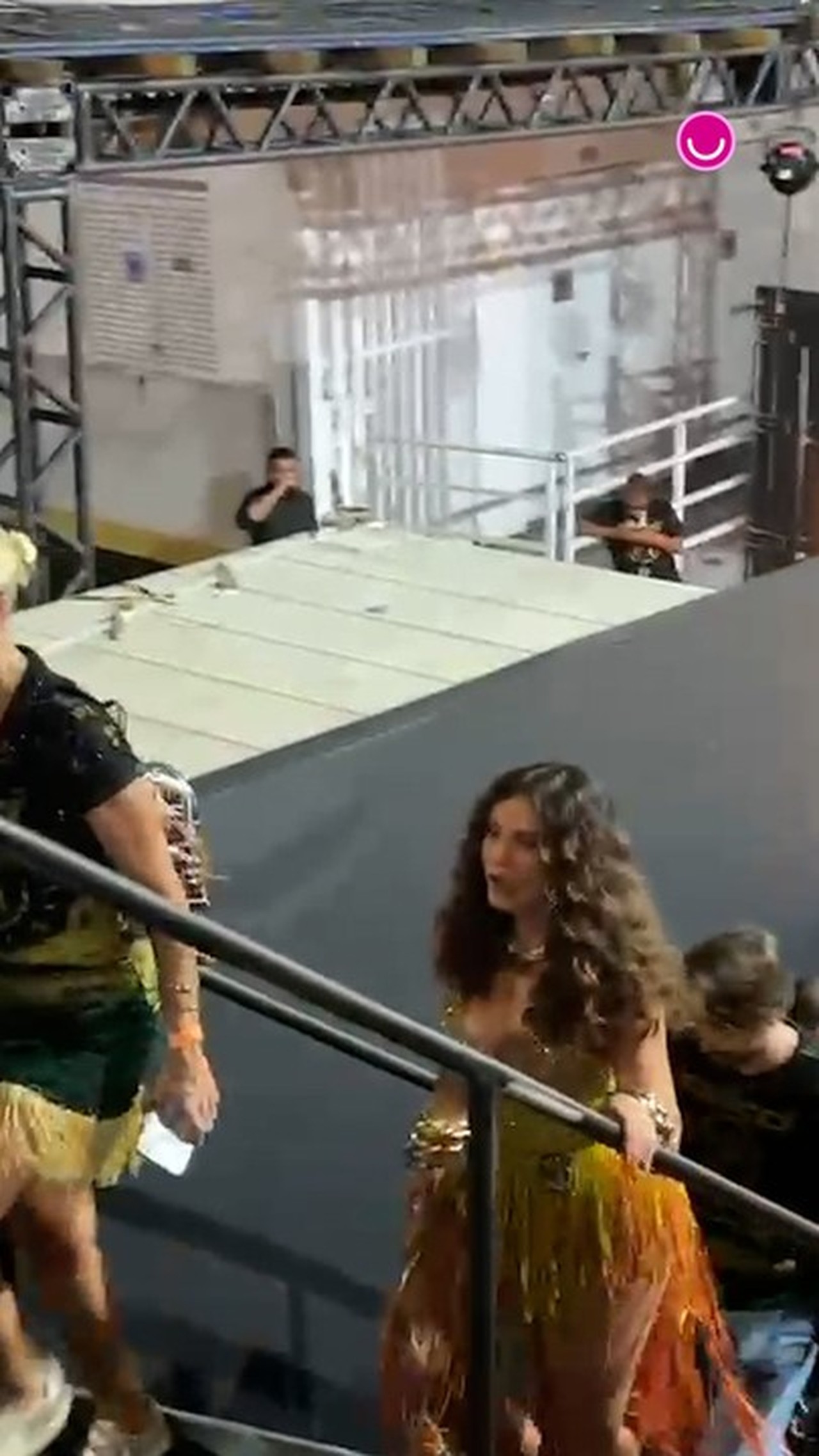 Em dia de desfile da Grande Rio, Paolla Oliveira chega à Sapucaí e diz que 'não é capaz de segurar a emoção'