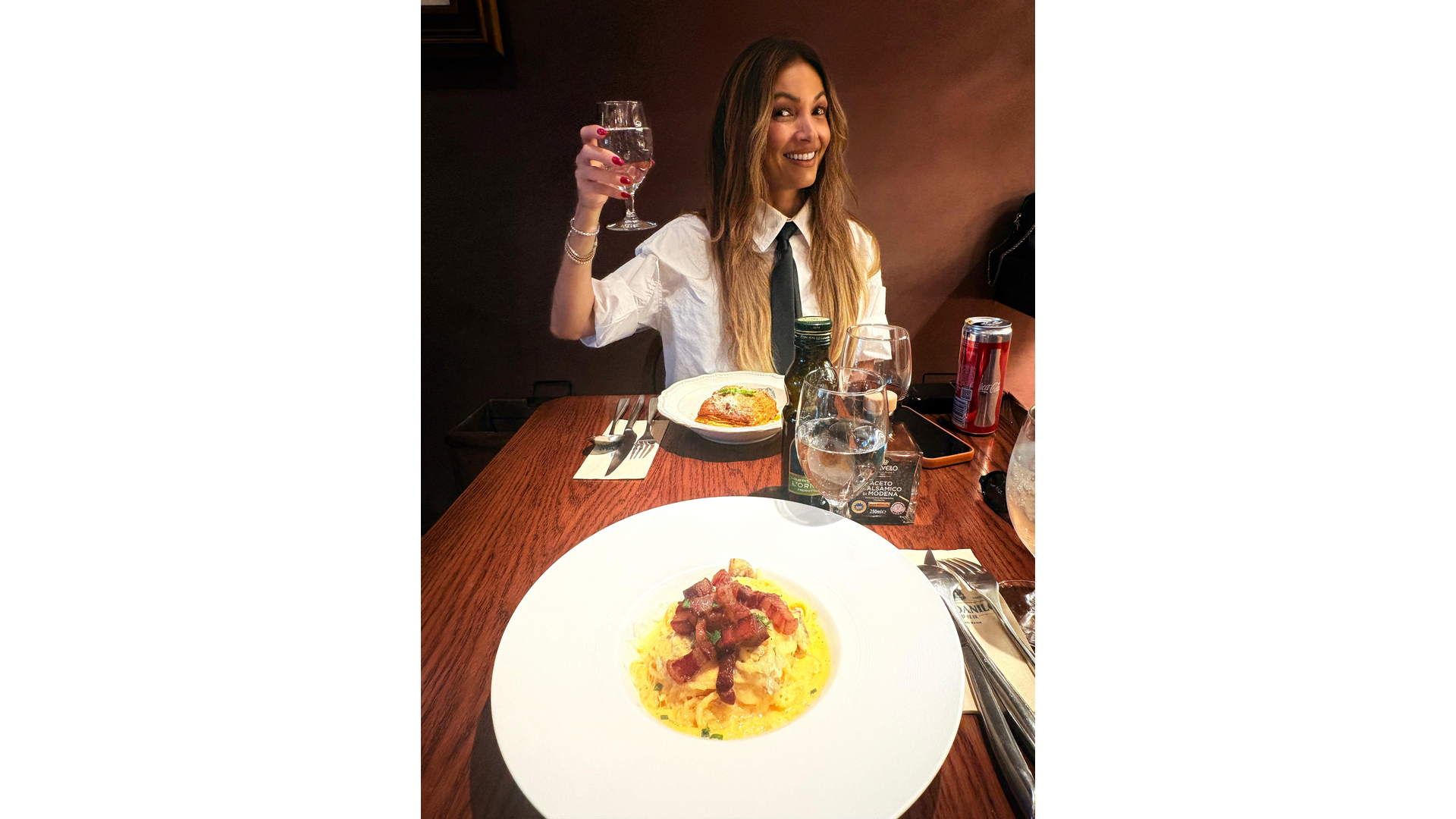 Patrícia Poeta experimentando culinária local em viagem a Ásia — Foto: Arquivo pessoal