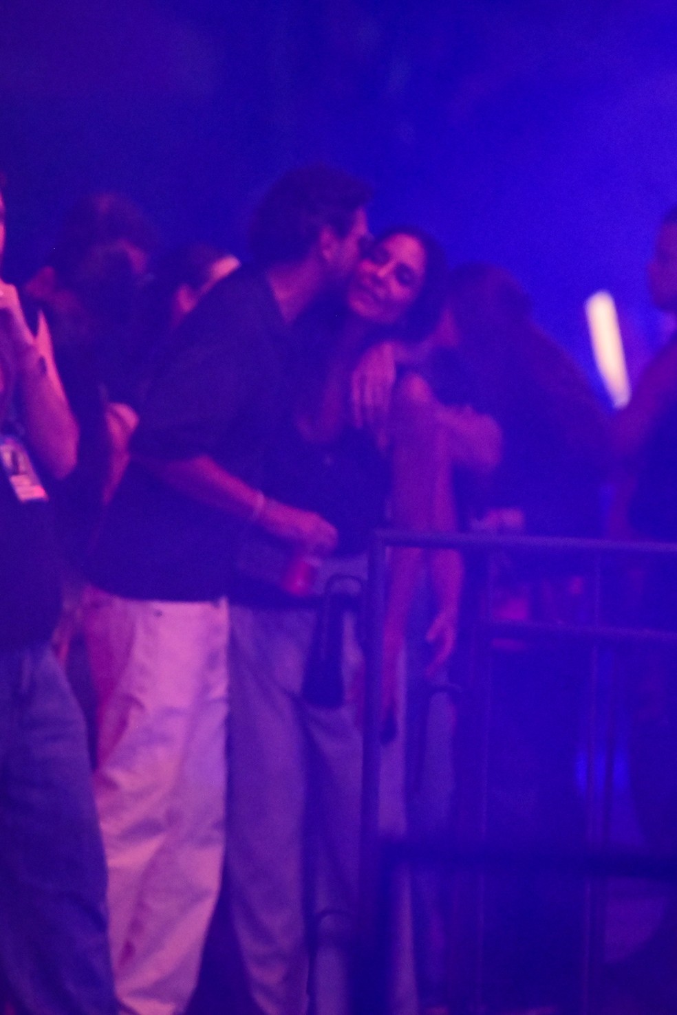 Ivete flagrada aos beijos em show — Foto: AgNews