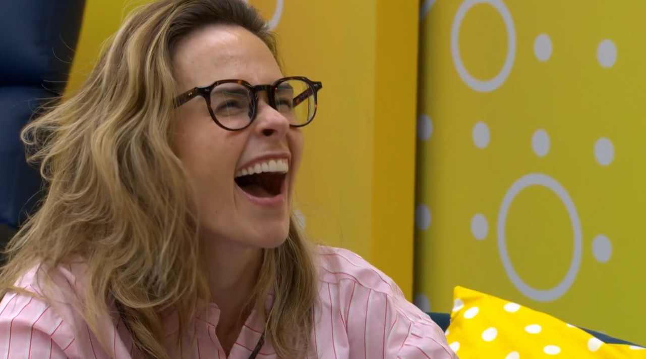 Ana Paula Renault acordando a casa ao som de 'Macarena' é eleito como melhor meme da semana