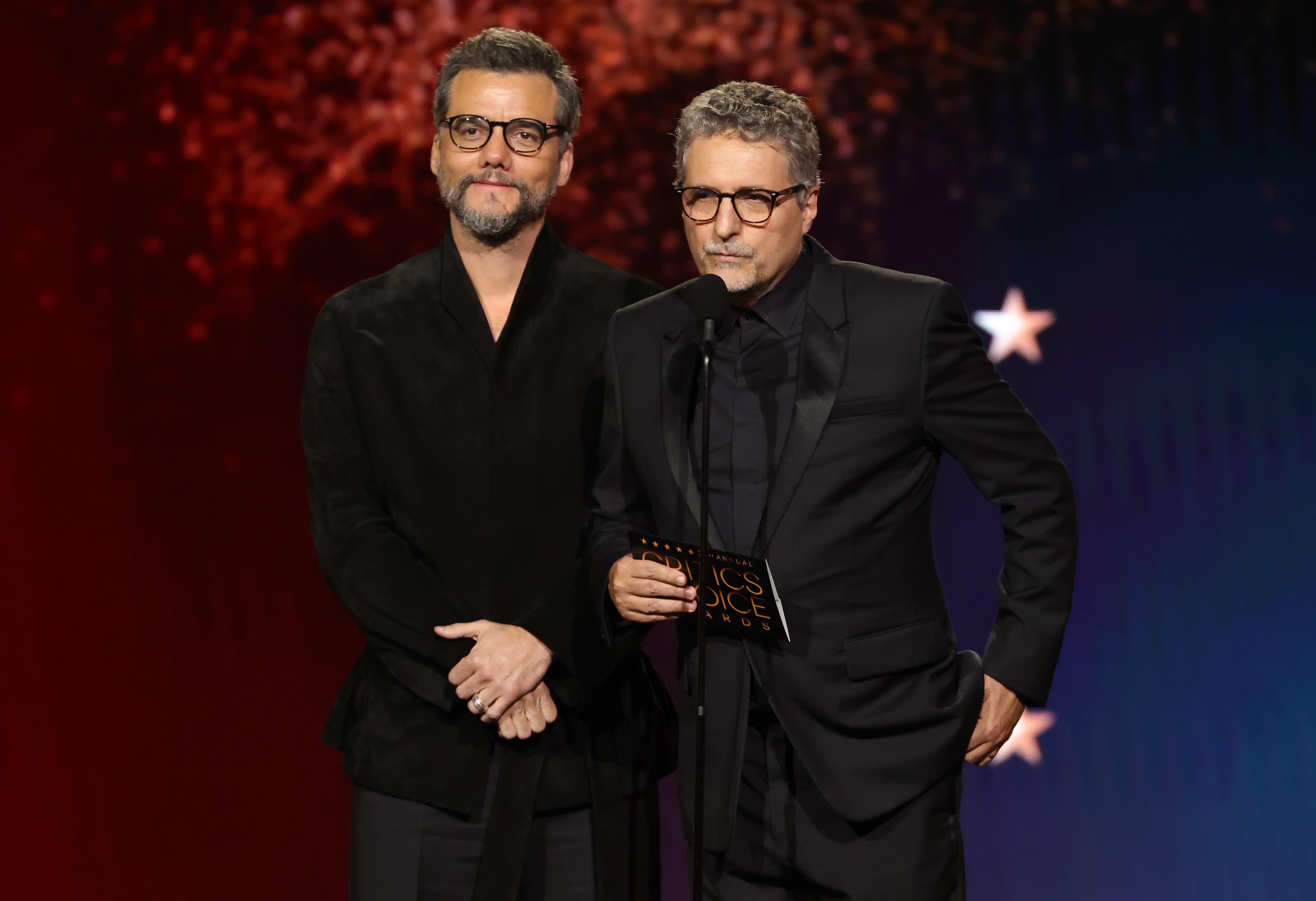 Wagner Moura faz piada ao entregar prêmio de Melhor Filme no Critics Choice Awards e viraliza