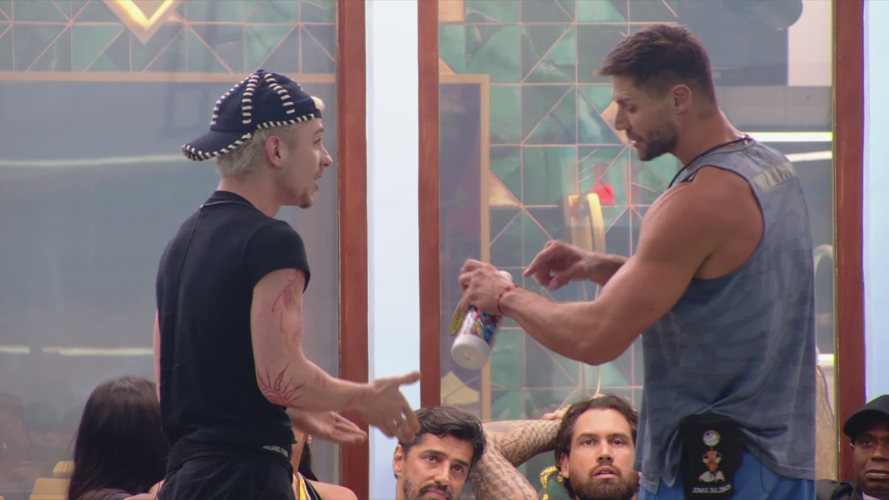 Após treta, Jonas Sulzbach e Juliano Floss trocam farpas: 'Só um rostinho bonito e testosterona'