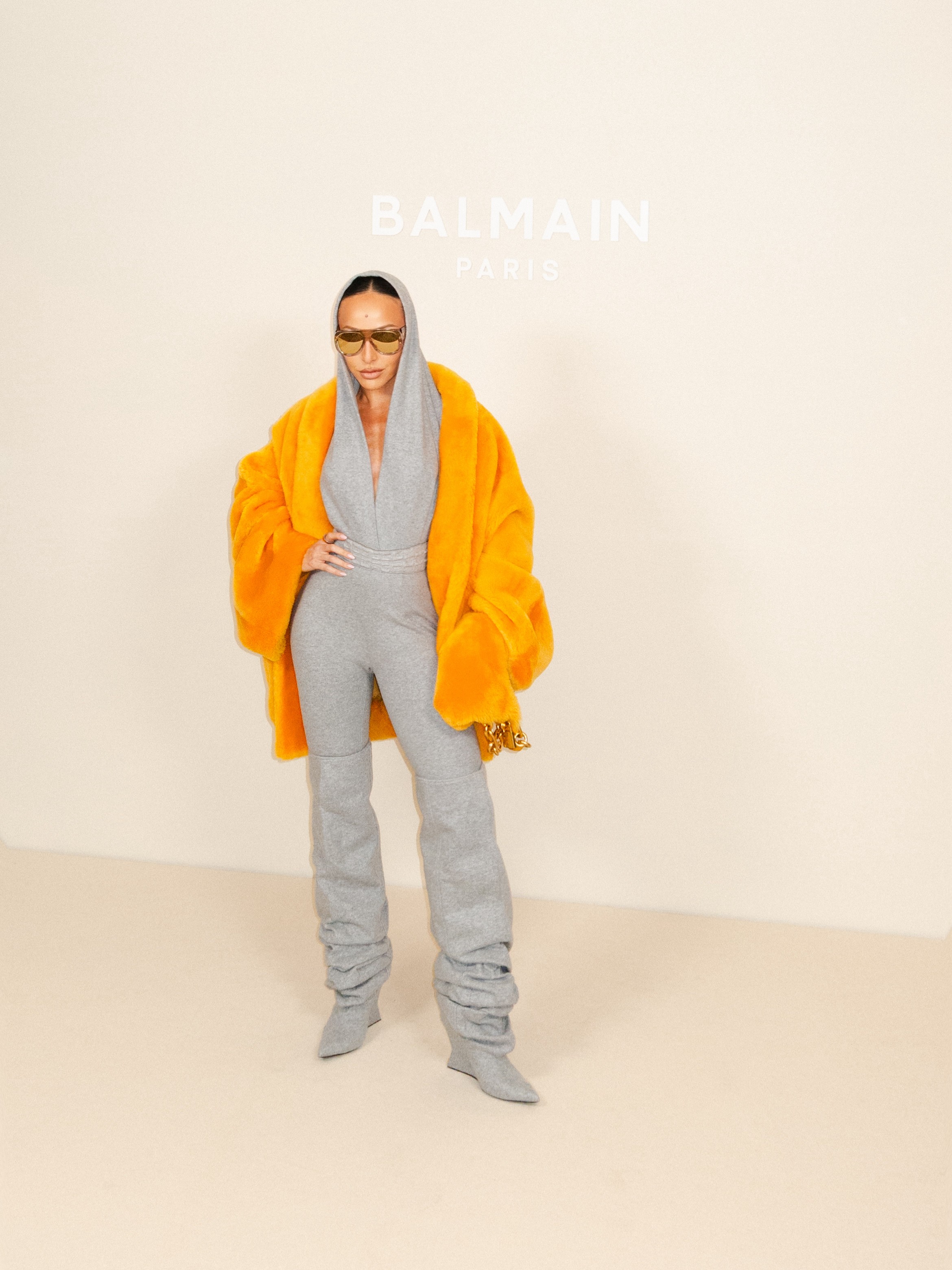 Sabrina Sato posa ao lado de Anitta em em desfile da Balmain na Semana de Moda de Paris