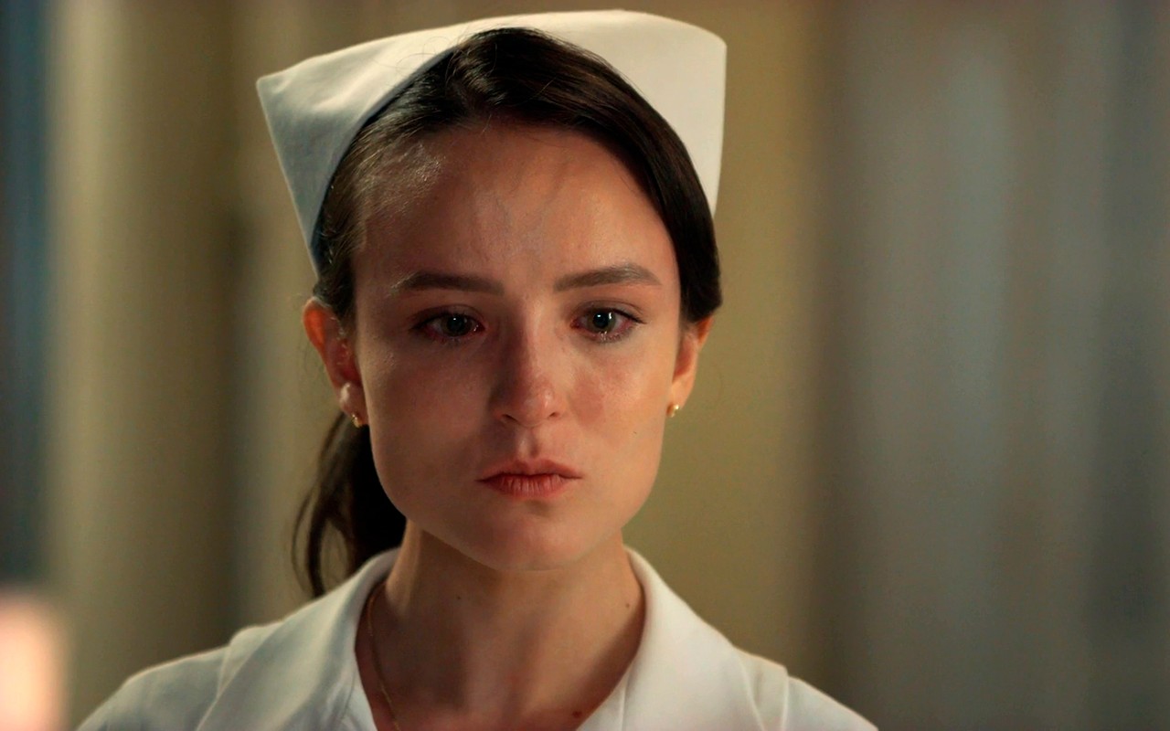 Êta Mundo Melhor!: Estela mente e se passa por outra pessoa; entenda