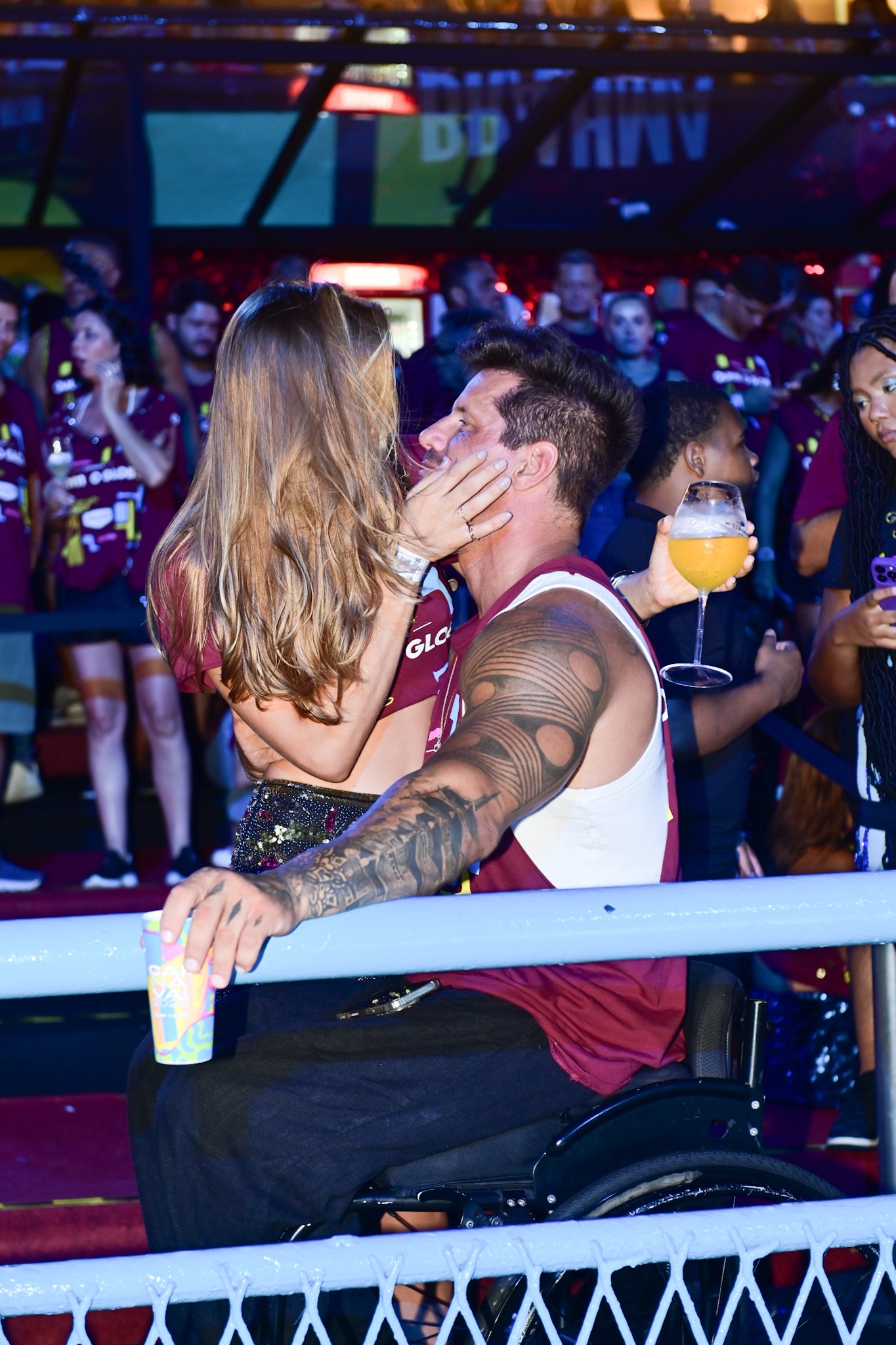 Fernando Fernandes beija muito em camarote da Sapucaí