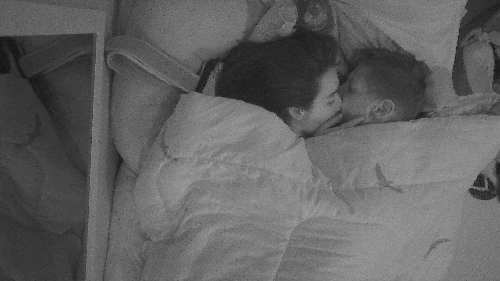 Jordana e Jonas Sulzbach se beijam e movimentam edredom