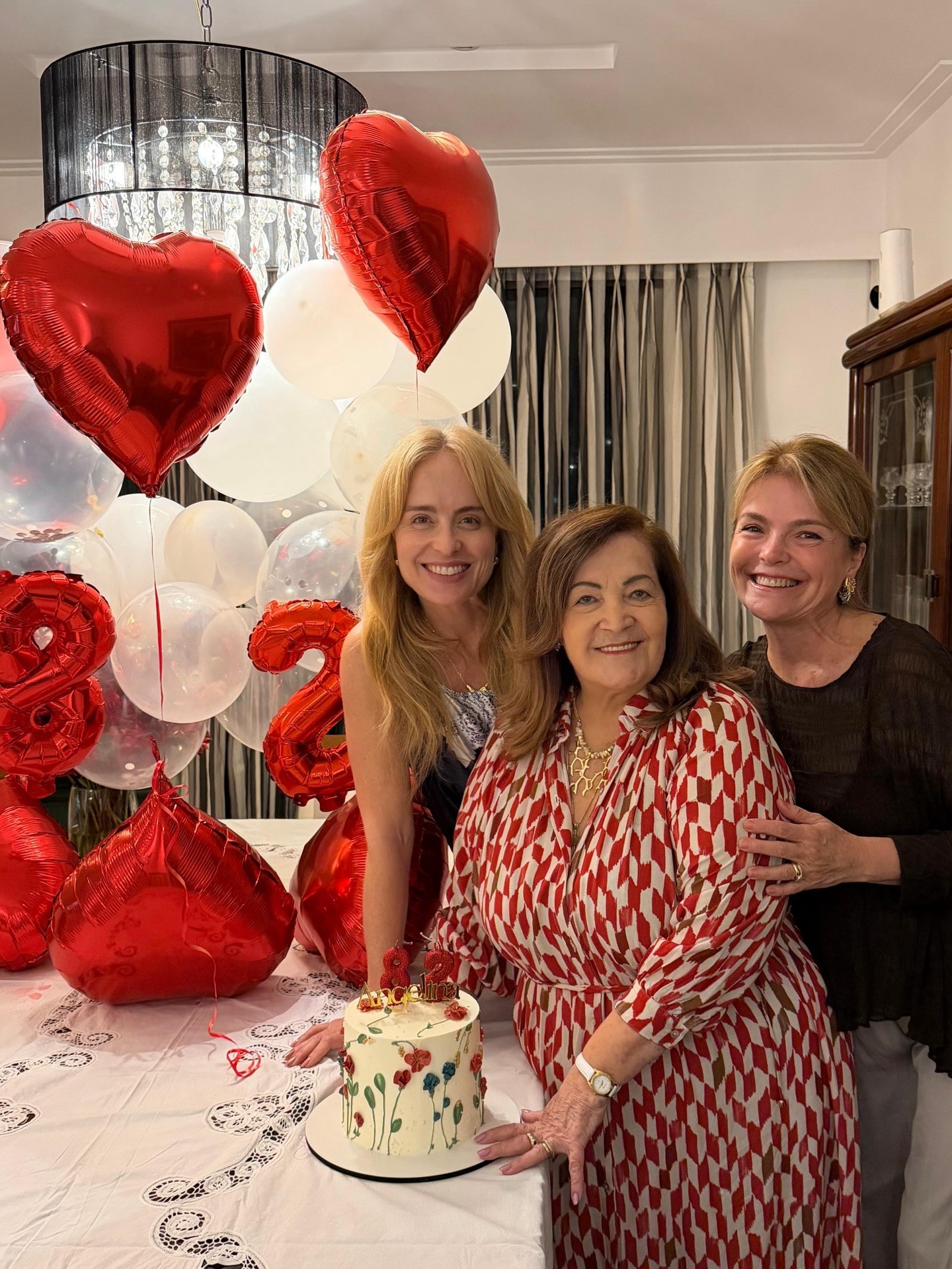 Angélica celebra aniversário da mãe com familiares: 'Nós te amamos muito'