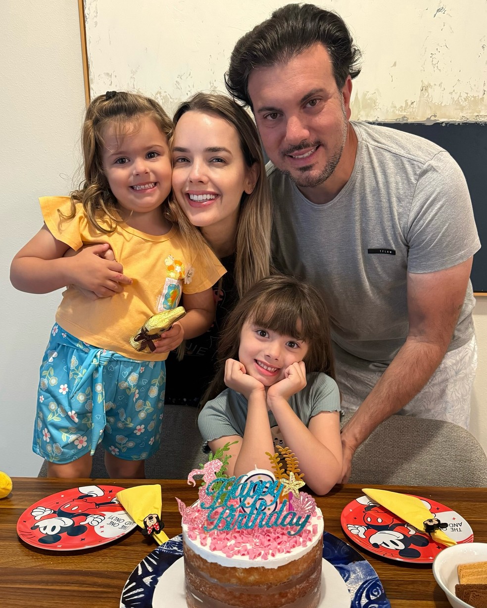 Thaeme com o marido e as duas filhas do casal — Foto: Reprodução/Instagram