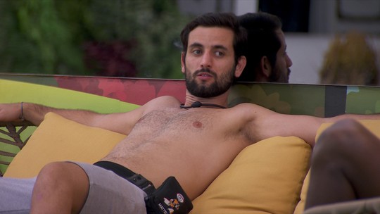 Aps treta com Leidy Elin, Davi pede para Beatriz guardar carta de sua famlia