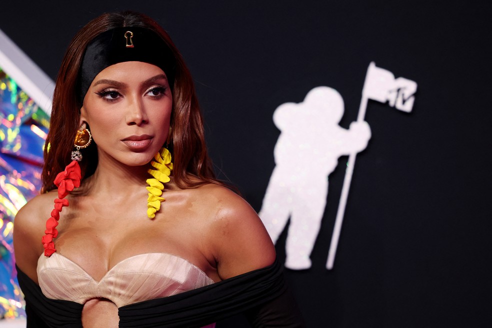 Anitta cruzou o tapete vermelho do VMA 2023 com look grifado — Foto: REUTERS/Andrew Kelly
