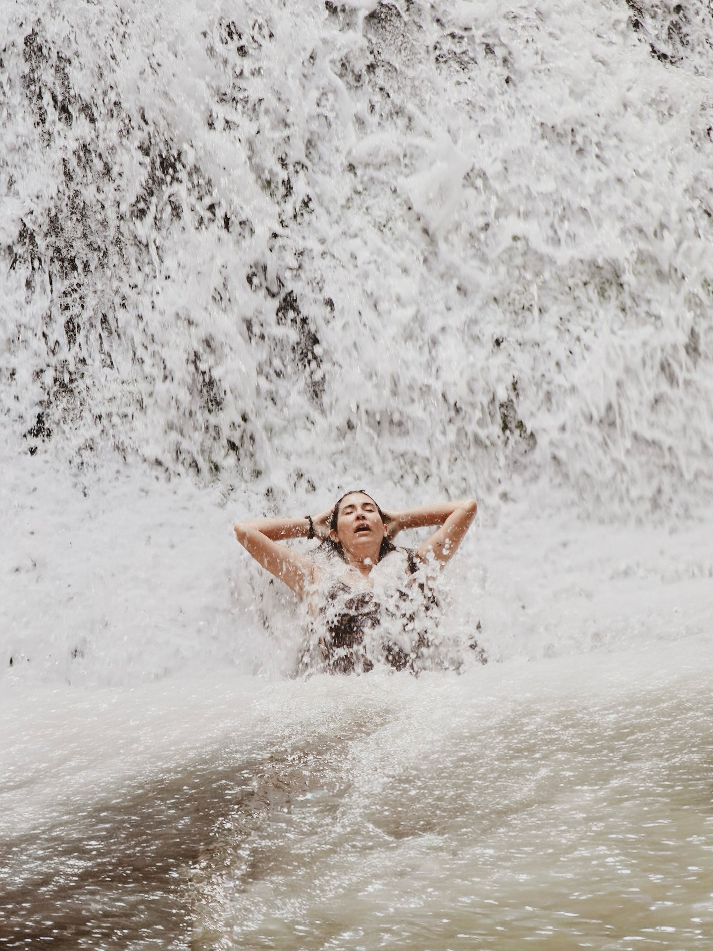 Fernanda Paes Leme toma banho de cachoeira e compartilha cliques de retiro nas redes sociais