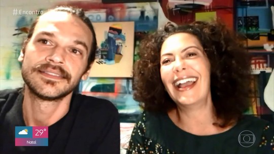 Emilio Dantas brinca sobre gravar série com Fabiula Nascimento: 'Achei que ia dar rolo'